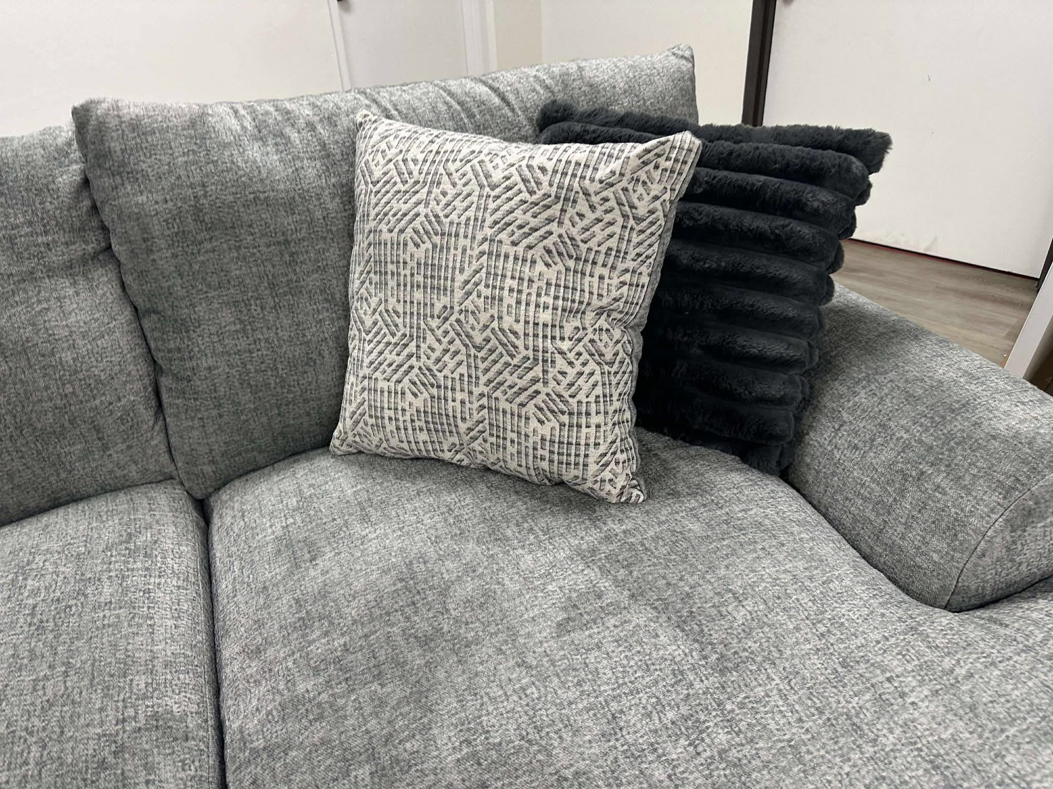 8600 Oversized Sectional (Gray) **NEW ARRVIAL**