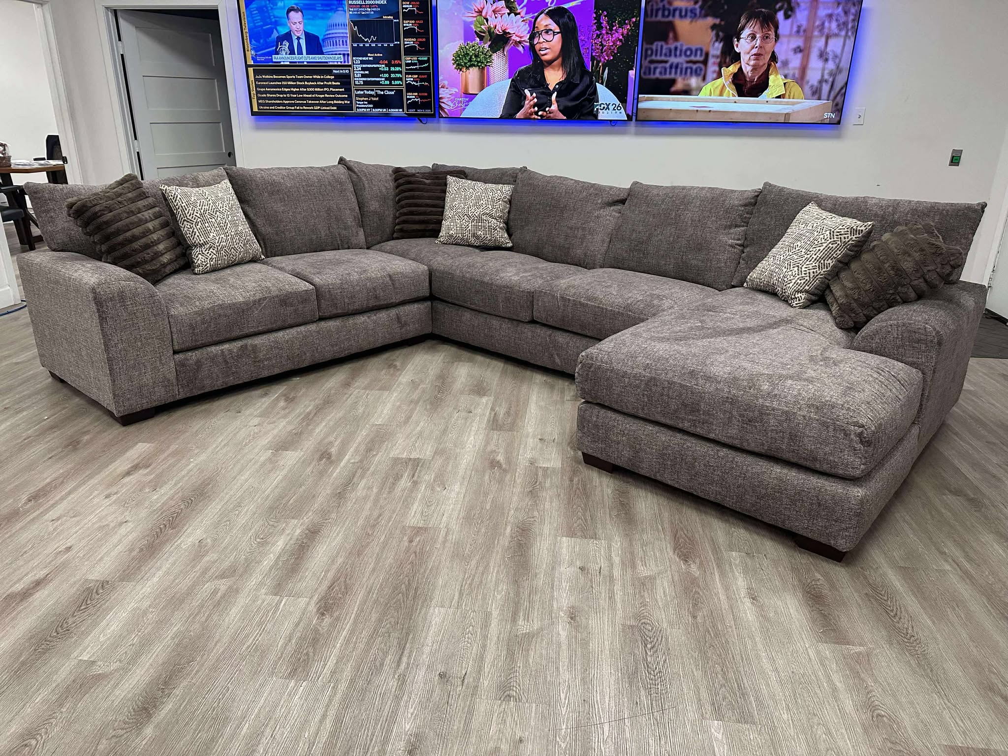 8600 Oversized Sectional (Taupe) **NEW ARRVIAL**