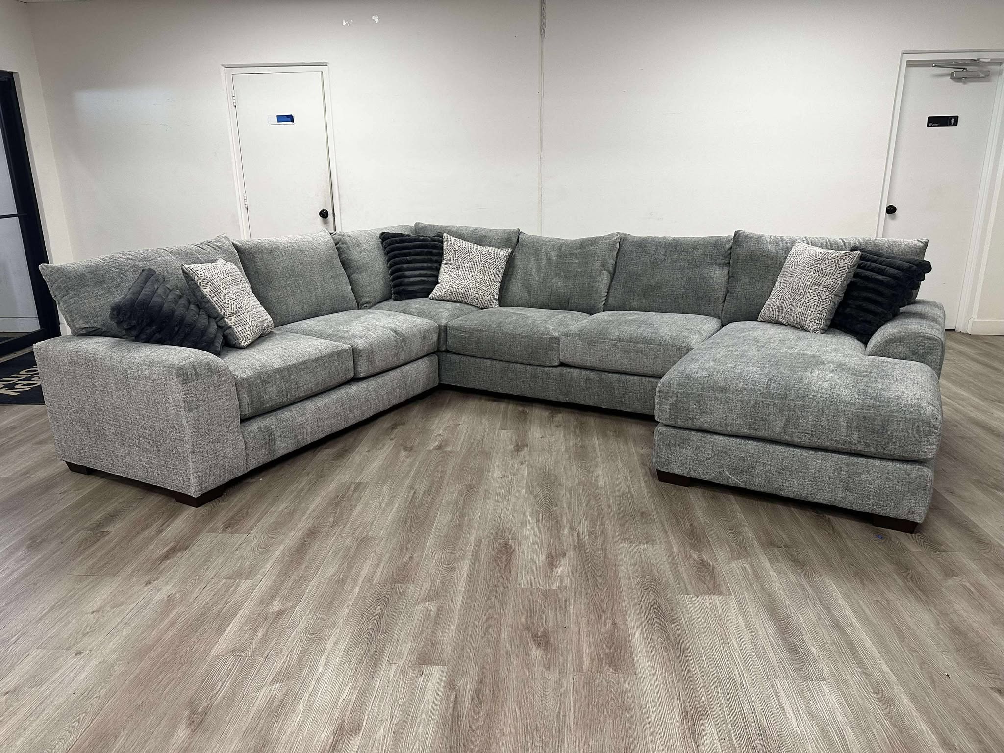 8600 Oversized Sectional (Gray) **NEW ARRVIAL**