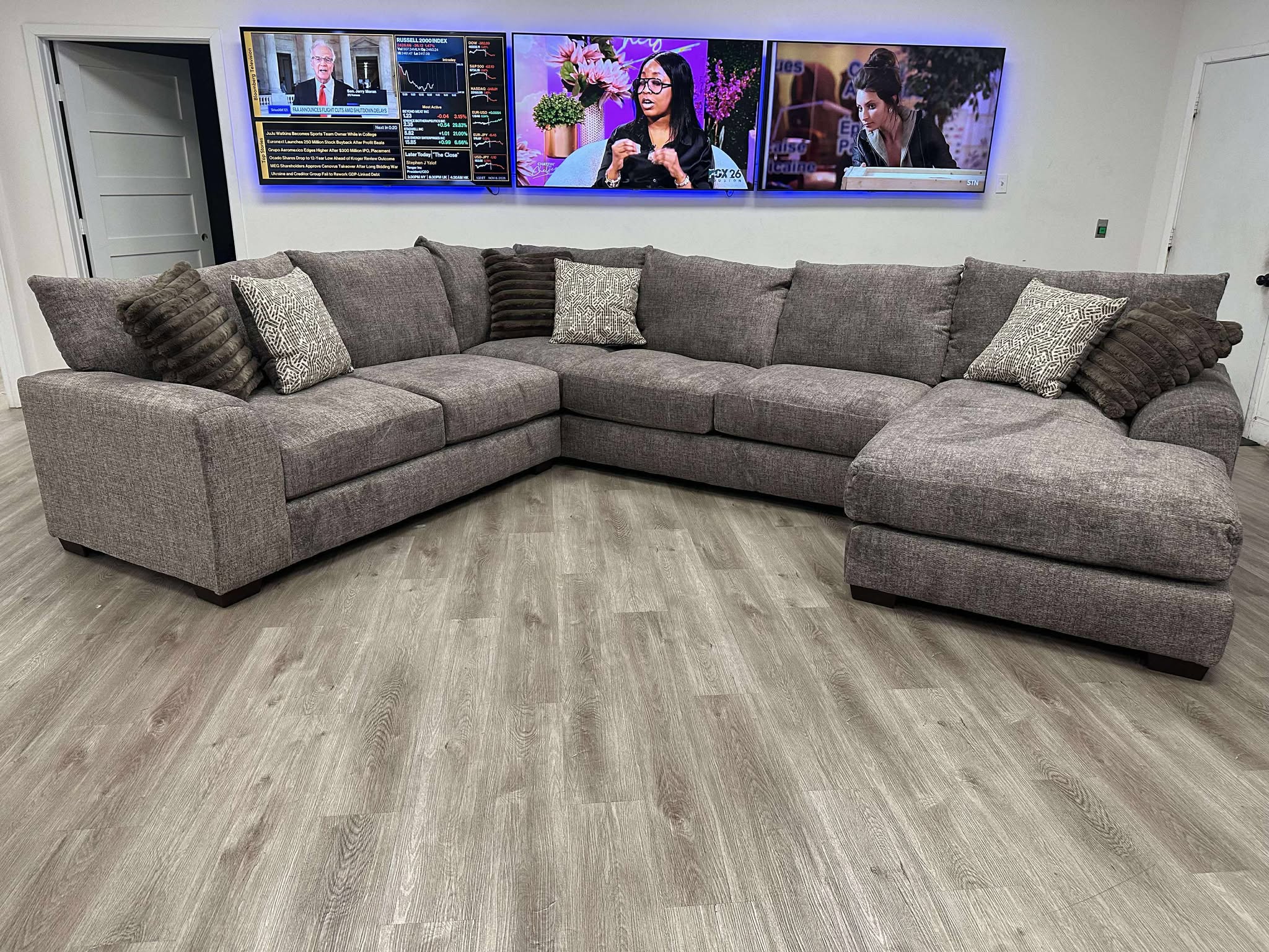 8600 Oversized Sectional (Taupe) **NEW ARRVIAL**